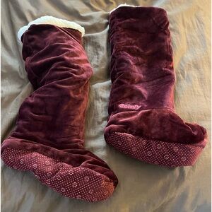 Very warm and snuggly blanket/hoody and matching booties. Fleece lined.